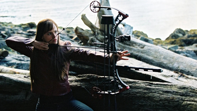 Elektra using bow and arrow in Elektra