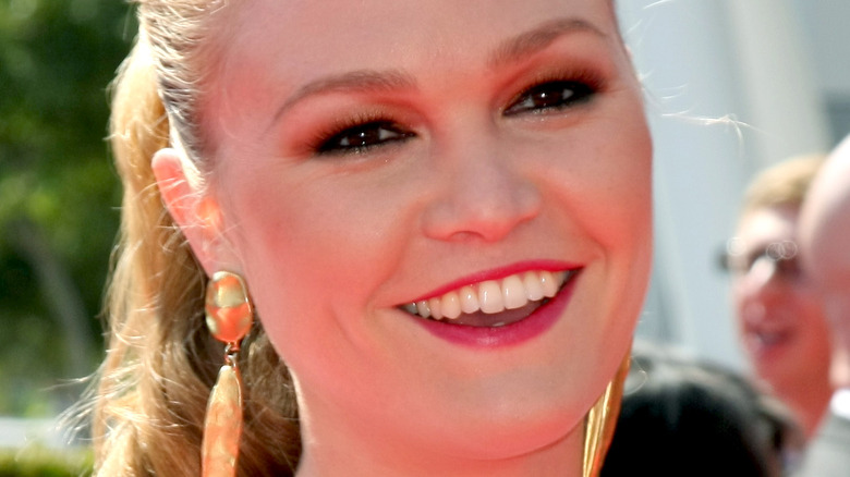 Julia Stiles grinning