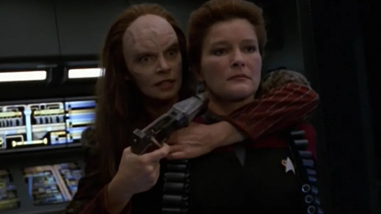 Seska holds Janeway hostage in Star Trek: Voyager