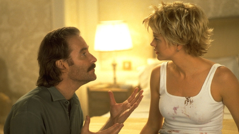 Luc gesturing towards Kate in French Kiss (1995)