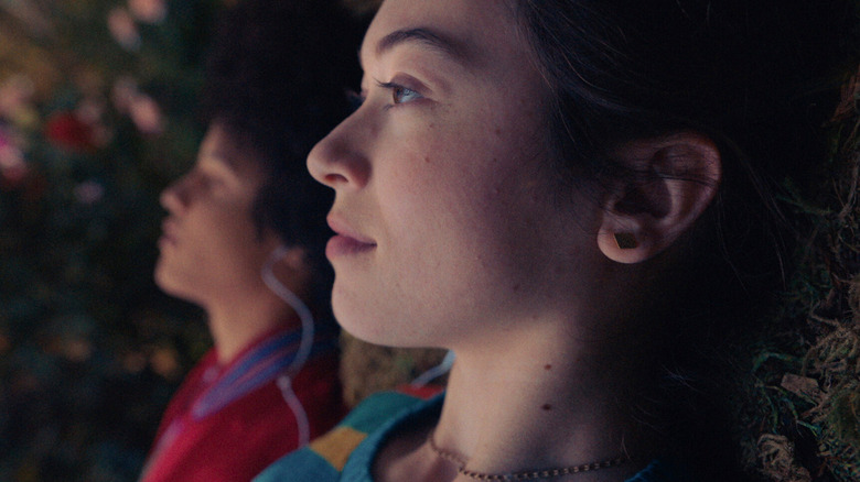 Lennie Walker lying in the grass in "The Sky is Everywhere" (2022)