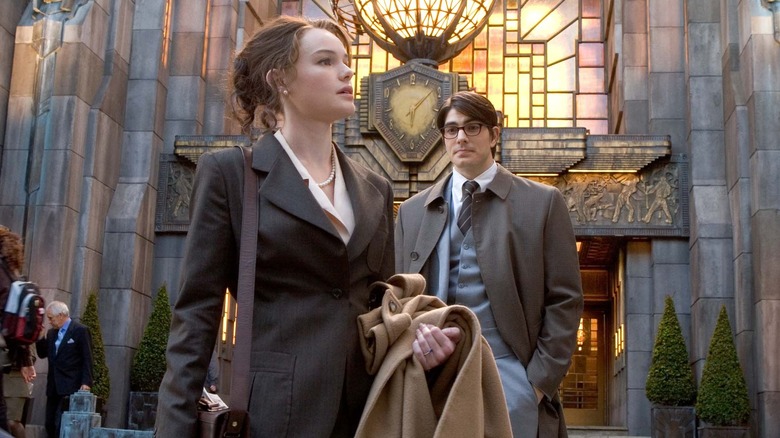Clark Kent following Lois outside in Superman Returns (2006)