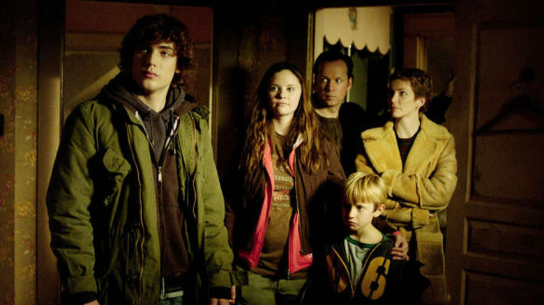 The Hollands all huddled together in Runaway (2006)