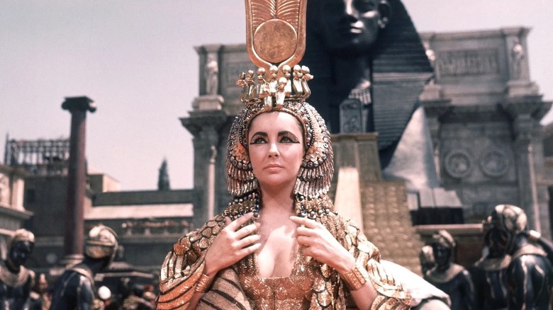 Cleopatra facing her subjects in Cleopatra (1963)