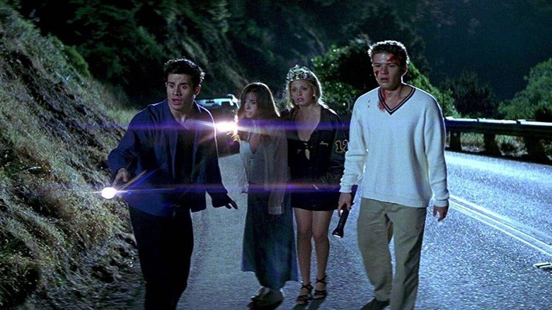 Ray, Helen, and others look in horror at something on the road in I Know What You Did Last Summer (1998)