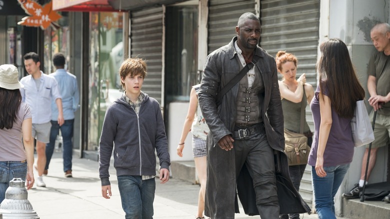 Jake Chambers and Roland Deschain walking through New York in The Dark Tower (2017)