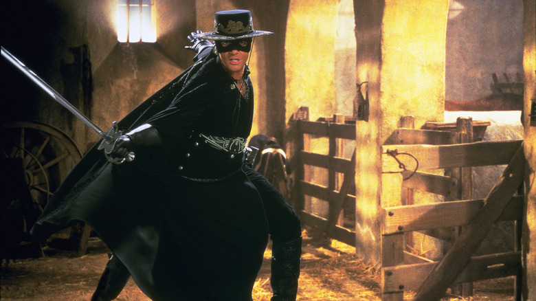 Alejandro Murrieta/Zorro prepares to fight in The Mask of Zorro (1998)