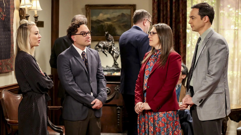 Kaley Cuoco as Penny, Johnny Galecki as Leonard, Mayim Bialik as Amy, and Jim Parsons as Sheldon in the Big Bang Theory.
