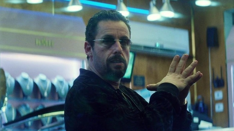 Howie pressing his hands together with an intense look in Uncut Gems (2019)