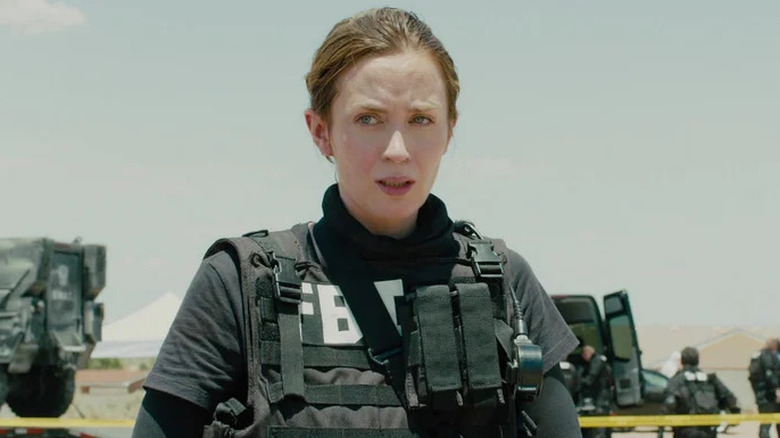 Kate Macer wearing a FBI shirt and tactical gear in "Sicario" (2015)