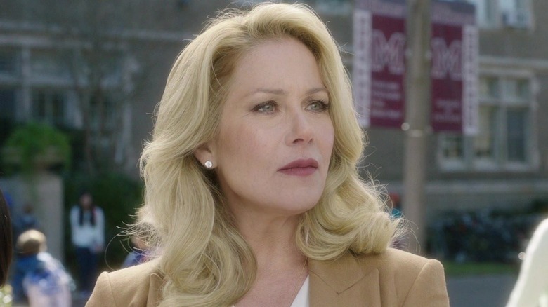 Gwendolyn James looking to the side in Bad Moms