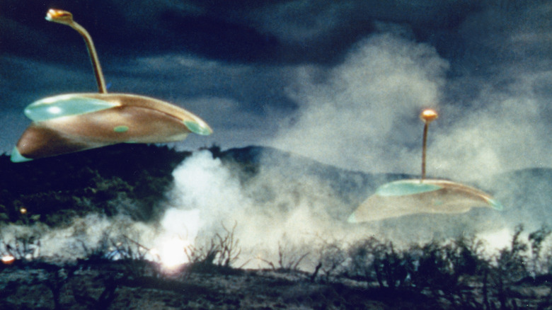 Two spacecraft hovering in The War of the Worlds (1953)