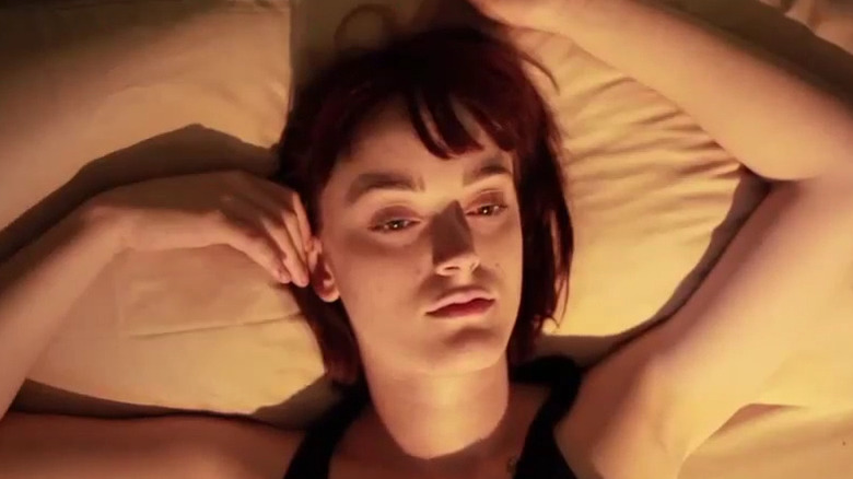 Laura lies in bed in Thanatomorphose