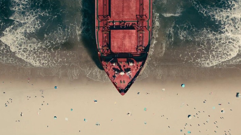 An oil tanker runs aground in "Leave the World Behind" (2023)