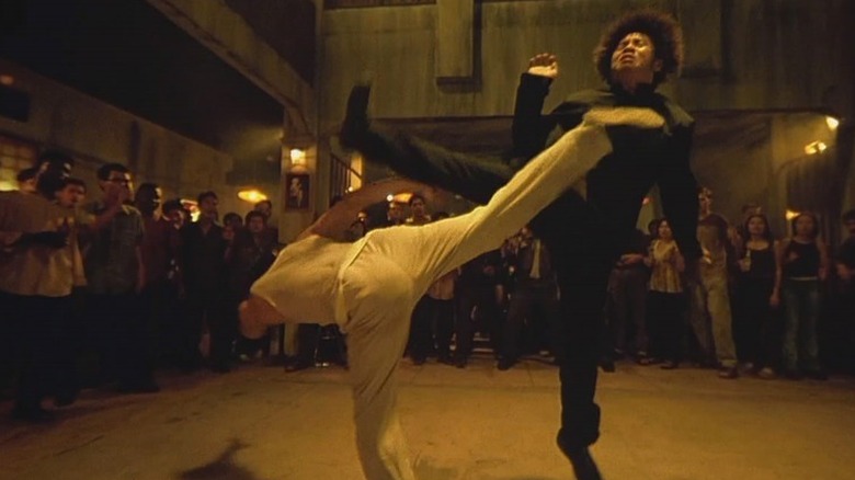 Ting high-kicks a man in "Ong-Bak" (2003)