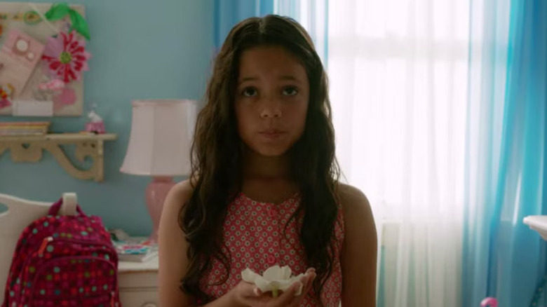 Young Jane holding a flower in Jane the Virgin