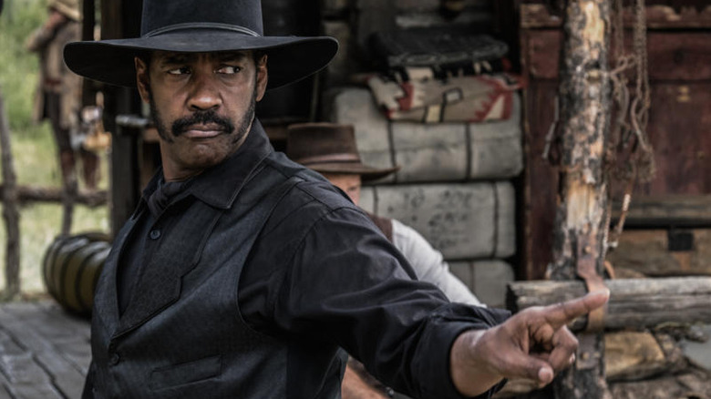 Chisolm pointing at something in "The Magnificent Seven" (2016)