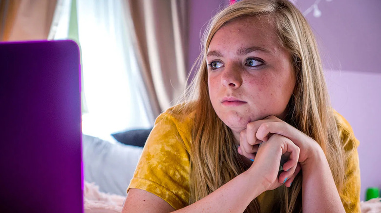 Kayla sitting in front of her computer looking sad in Eighth Grade