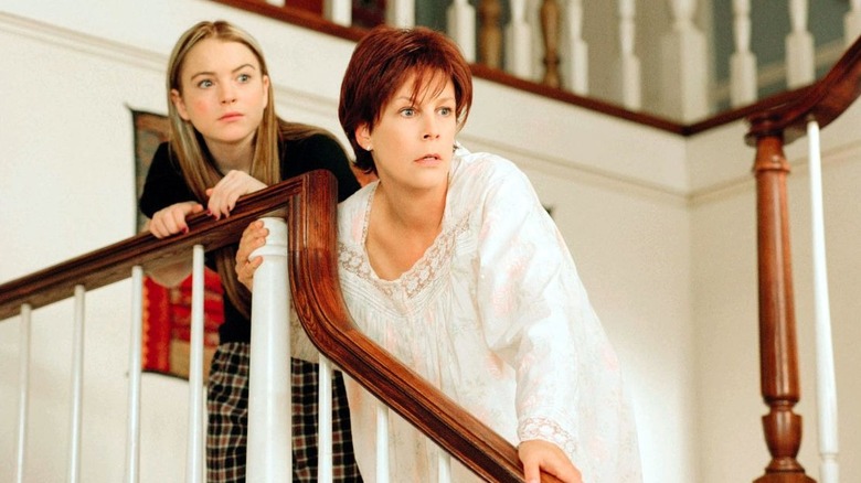 Anna and Tess on the stairwell looking freaked out in Freaky Friday