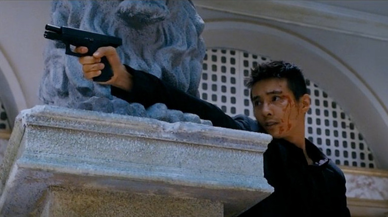 Tae-sik shoots bad guys in "The Man from Nowhere" (2010)