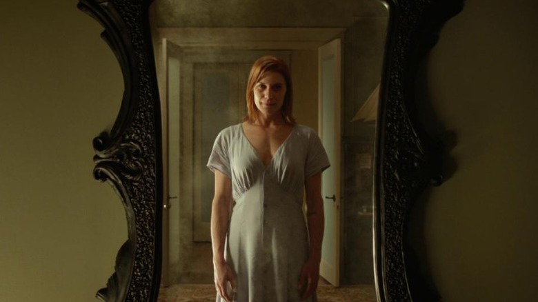The antique mirror displaying a smiling Marie Russell in Oculus