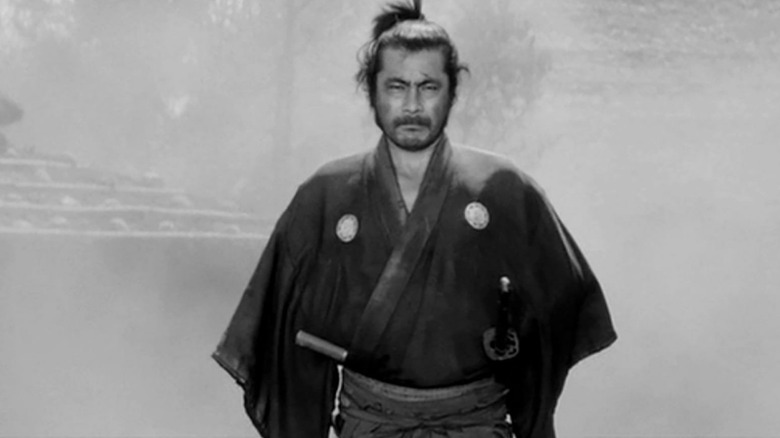 Yojimbo walks through mist in Yojimbo