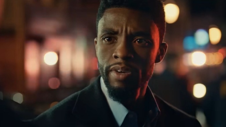 Andre Davis speaking amid streetlights at night in "21 Bridges" (2019)