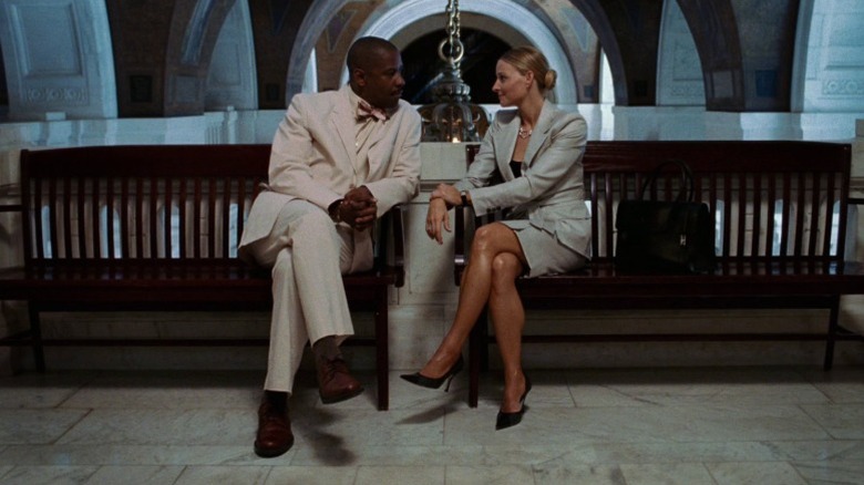 Keith Frazier and Madeleine White sitting face-to-face on neighboring benches in "Inside Man" (2006)
