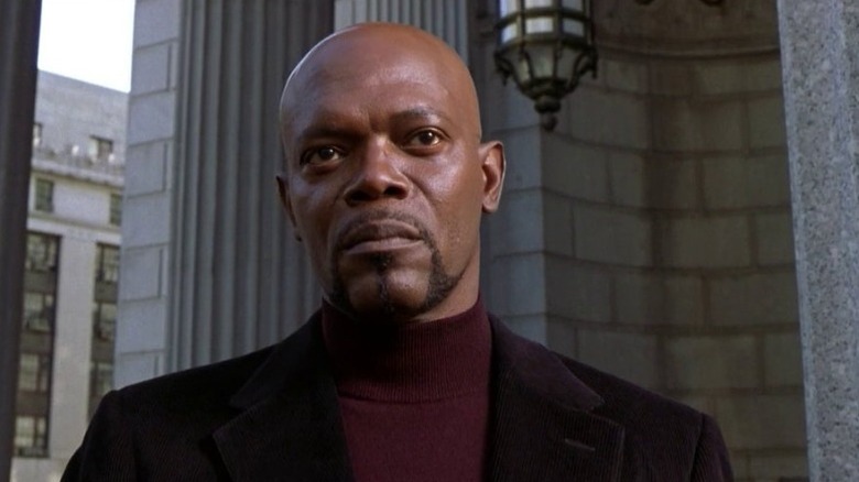 Detective John Shaft standing in front of a building entrance in "Shaft" (2000)