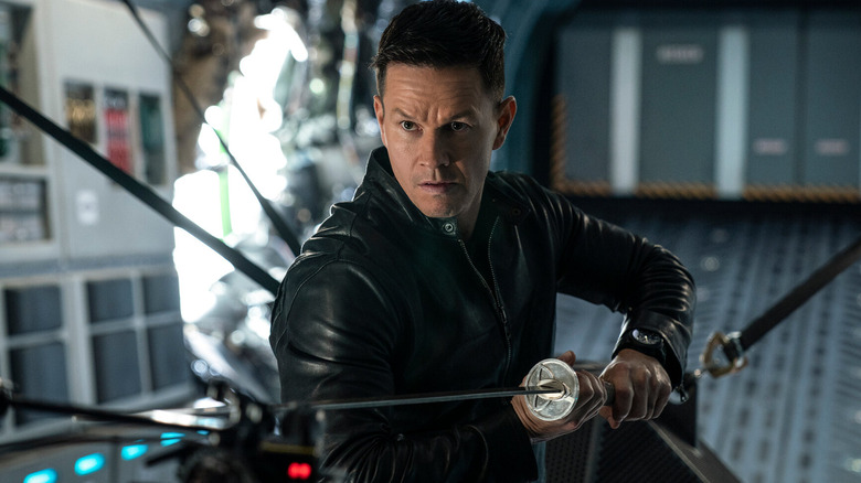 Evan stands on a roof and wields a katana in Infinite (2021)