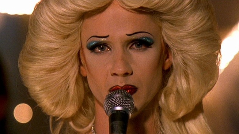 Hedwig in the middle of a song