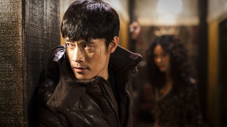 Kim Soo-hyeon hides behind a wall in "I Saw the Devil" (2010)