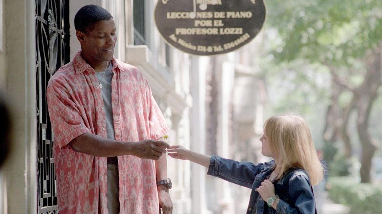 Lupita gives Creasy a flower in "Man on Fire" (2004)