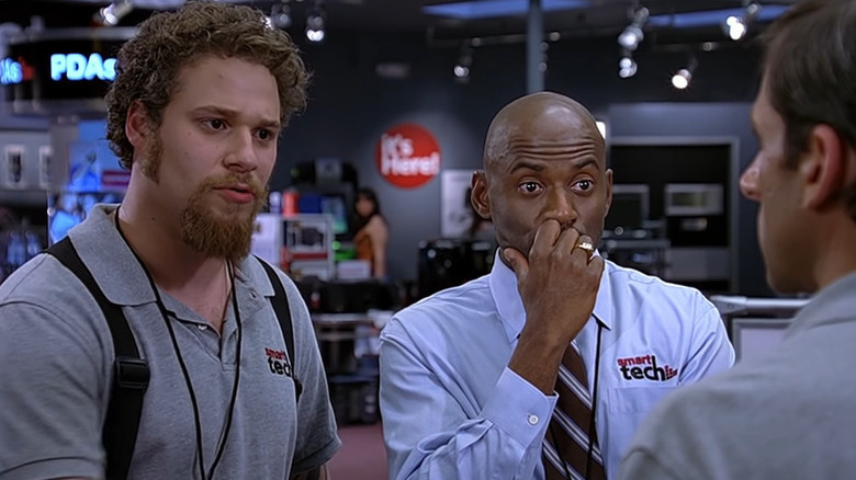 Cal talking to Andy as Jay looks on in "The 40-Year-Old Virgin" (2005)