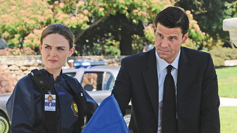 Temperance and Booth outside investigating a case on Bones