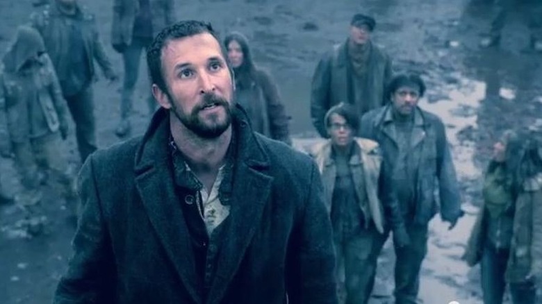 Tom looks up into the sky in "Falling Skies" (2011-2015)
