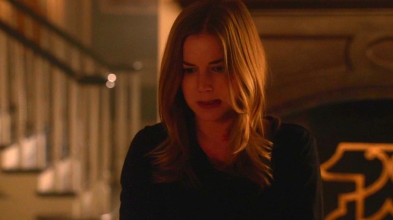 Emily Thorne looking down in ABC's Revenge (2011 - 2015)