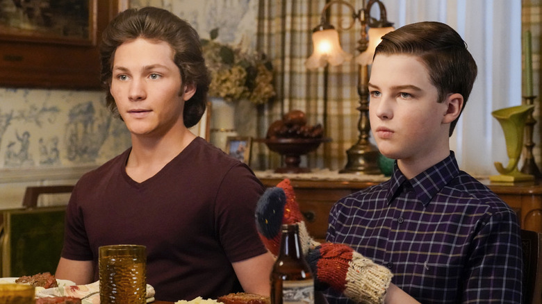 Georgie and Sheldon at dinner in "Young Sheldon"