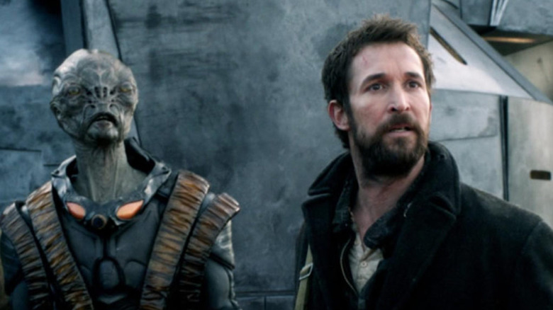 Tom Mason standing near an alien in Falling Skies