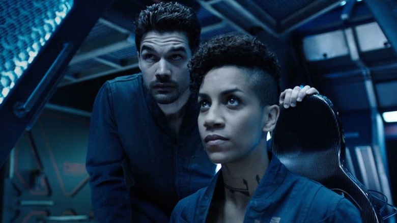 Holden standing behind Naomi in The Expanse