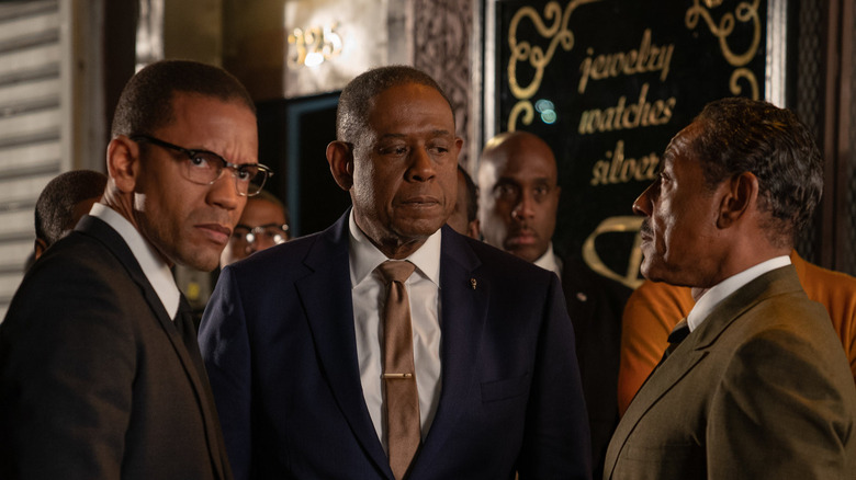 Bumpy talks to Malcolm X and Clayton outside a night club (2019)