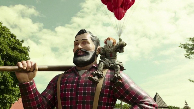 Pennywise goofing around on a statue in It Chapter Two (2019)