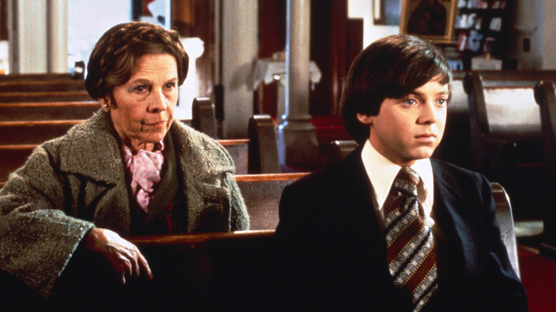 Harold meets Maude sit in church pews in Harold and Maude.