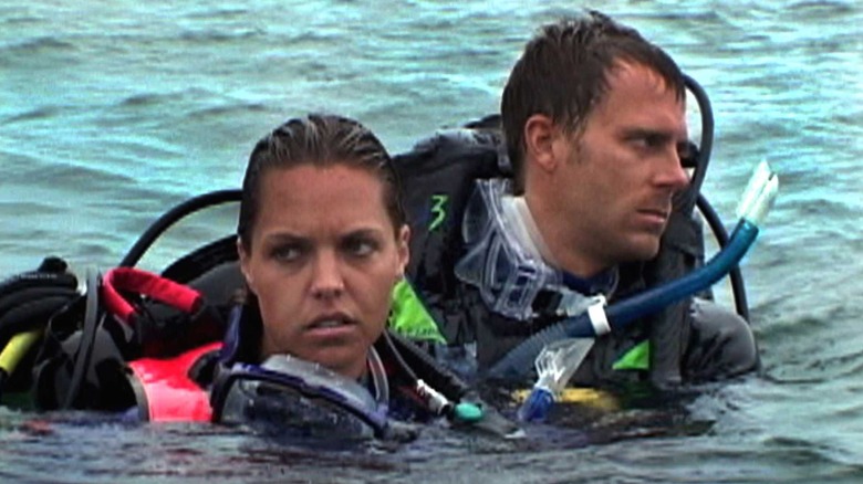 Susan and Daniel float in the water in "Open Water" (2003)