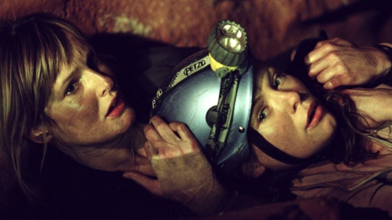 Sam and Rebecca hide in "The Descent" (2005)