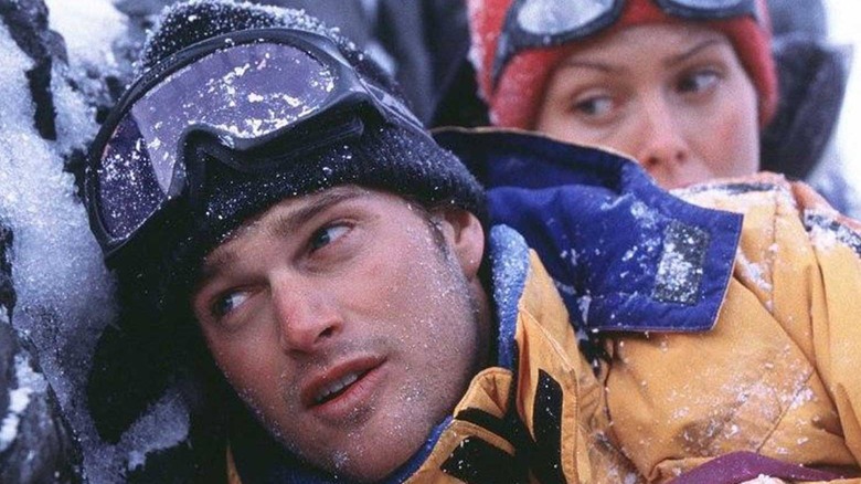 Peter and Monique lean against a rock in "Vertical Limit" (2000)