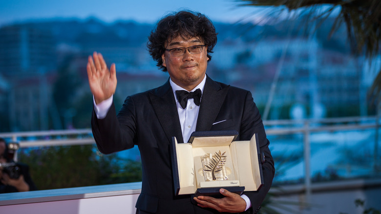 Bong accepts the Palme d'Or