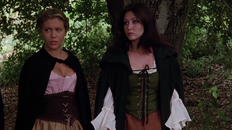 Phoebe and Prue talking