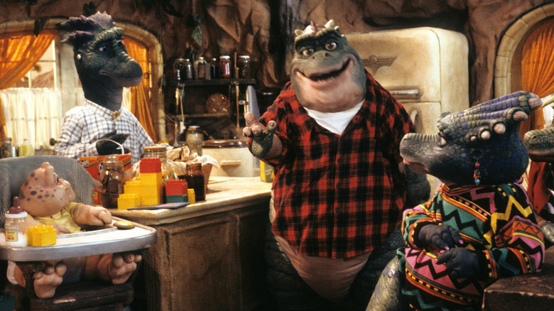 Earl, Fran, and the rest of the family in the kitchen in "Dinosuars"