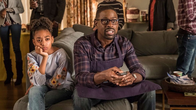 Randall and Beth watch TV in "This is Us" (2016-2022)